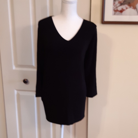 Citi knits Tops - Citiknits Flowing black v neck shirt NWT